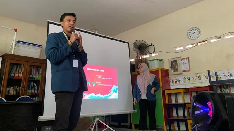 Pemaparan materi oleh Mahasiswa BBK 5 UNAIR kelompok Tanjungsari 2 pada Rabu, 22 Januari 2024. Foto: BBK 5 UNAIR Tanjungsari 2