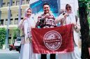 Dokumentasi bersama Icha Anisa, siswa (kanan), Muhammad Rofiul Alim, pembimbing (tengah), Lhatifa Laila, siswa (kiri) saat mengikuti ajang Industrial Engineering Business Plan Competition 2025 yang digelar oleh Universitas Bojonegoro, 21 Mei 2025. (Foto: Istimewa)