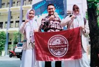 Dokumentasi bersama Icha Anisa, siswa (kanan), Muhammad Rofiul Alim, pembimbing (tengah), Lhatifa Laila, siswa (kiri) saat mengikuti ajang Industrial Engineering Business Plan Competition 2025 yang digelar oleh Universitas Bojonegoro, 21 Mei 2025. (Foto: Istimewa)