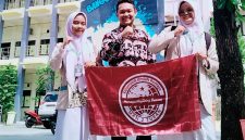 Dokumentasi bersama Icha Anisa, siswa (kanan), Muhammad Rofiul Alim, pembimbing (tengah), Lhatifa Laila, siswa (kiri) saat mengikuti ajang Industrial Engineering Business Plan Competition 2025 yang digelar oleh Universitas Bojonegoro, 21 Mei 2025. (Foto: Istimewa)