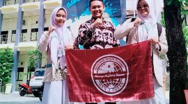 Dokumentasi bersama Icha Anisa, siswa (kanan), Muhammad Rofiul Alim, pembimbing (tengah), Lhatifa Laila, siswa (kiri) saat mengikuti ajang Industrial Engineering Business Plan Competition 2025 yang digelar oleh Universitas Bojonegoro, 21 Mei 2025. (Foto: Istimewa)