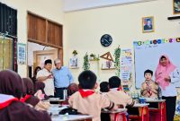 Presiden Republik Indonesia, Prabowo Subianto bersama tokoh filantropi dunia Bill Gates berkunjung ke SD Jati 03, Jakarta, pada Rabu, 7 Mei 2025, guna meninjau langsung pelaksanaan program makan bergizi gratis (MBG). Pelaksanaan program MBG ini telah dijalankan di sejumlah sekolah di Indonesia sejak bulan. Foto: BPMI Setpres/Laily Rachev