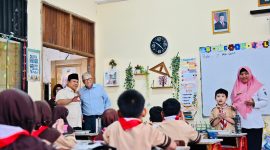  Presiden Republik Indonesia, Prabowo Subianto bersama tokoh filantropi dunia Bill Gates berkunjung ke SD Jati 03, Jakarta, pada Rabu, 7 Mei 2025, guna meninjau langsung pelaksanaan program makan bergizi gratis (MBG). Pelaksanaan program MBG ini telah dijalankan di sejumlah sekolah di Indonesia sejak bulan. Foto: BPMI Setpres/Laily Rachev