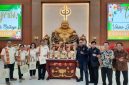 Foto bersama DPD Gemabudhi Sulsel bersama dengan Pengurus Permabudhi Sulsel di Aula Vihara Lahuta Maitreya (Sabtu, 7 Juni 2025) dalam perayaan Peresmian Purna Pugar. Foto: Frengky Fonso, S.T.