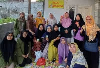 Kelompok Mahasiswa Program Studi Agribisnis Fakultas Pertanian berfoto dengan anggota PKK Kelurahan Gunung Anyar selepas acara penyuluhan Ecodana dan pembagian benih tanaman hortikultura sebagai simbolisasi praktik penghijauan di kalangan Masyarakat Kelurahan Gunung Anyar Surabaya. Foto: Pribadi