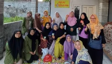 Kelompok Mahasiswa Program Studi Agribisnis Fakultas Pertanian berfoto dengan anggota PKK Kelurahan Gunung Anyar selepas acara penyuluhan Ecodana dan pembagian benih tanaman hortikultura sebagai simbolisasi praktik penghijauan di kalangan Masyarakat Kelurahan Gunung Anyar Surabaya. Foto: Pribadi