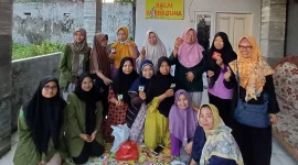 Kelompok Mahasiswa Program Studi Agribisnis Fakultas Pertanian berfoto dengan anggota PKK Kelurahan Gunung Anyar selepas acara penyuluhan Ecodana dan pembagian benih tanaman hortikultura sebagai simbolisasi praktik penghijauan di kalangan Masyarakat Kelurahan Gunung Anyar Surabaya. Foto: Pribadi
