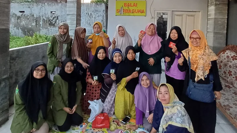 Kelompok Mahasiswa Program Studi Agribisnis Fakultas Pertanian berfoto dengan anggota PKK Kelurahan Gunung Anyar selepas acara penyuluhan Ecodana dan pembagian benih tanaman hortikultura sebagai simbolisasi praktik penghijauan di kalangan Masyarakat Kelurahan Gunung Anyar Surabaya. Foto: Pribadi