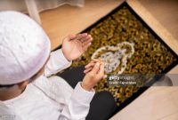 Ilustrasi seorang Muslim sedang berdoa usai shalat, Perbedaan cara ibadah dalam Islam tetap berpijak pada tujuan yang sama: mendekat kepada Allah SWT. (gettyimages.com)