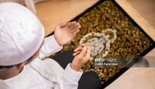 Ilustrasi seorang Muslim sedang berdoa usai shalat, Perbedaan cara ibadah dalam Islam tetap berpijak pada tujuan yang sama: mendekat kepada Allah SWT. (gettyimages.com)