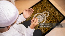 Ilustrasi seorang Muslim sedang berdoa usai shalat, Perbedaan cara ibadah dalam Islam tetap berpijak pada tujuan yang sama: mendekat kepada Allah SWT. (gettyimages.com)
