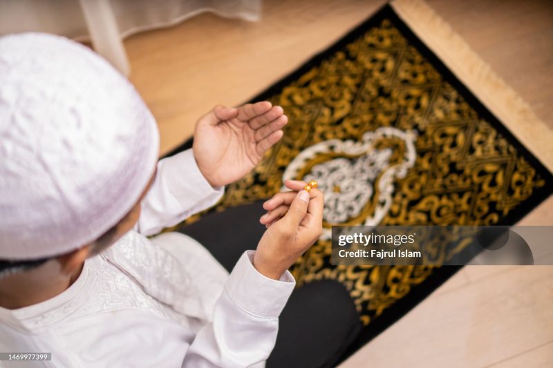 Ilustrasi seorang Muslim sedang berdoa usai shalat, Perbedaan cara ibadah dalam Islam tetap berpijak pada tujuan yang sama: mendekat kepada Allah SWT. (gettyimages.com)