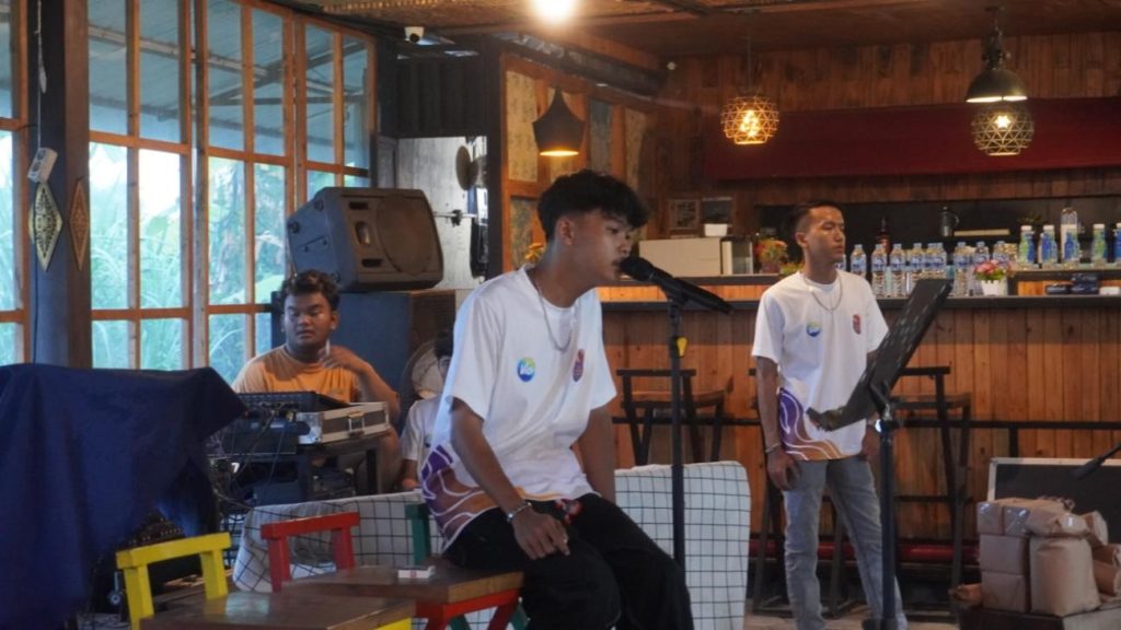 Arhefa Kansa (FAFA), vokalist VADESTA, sebuah grup musik Pop-Dangdut asal Sleman yang menyemarakkan suasana Mancing Markotop 2025 dalam penampilan live music. Foto: pribadi