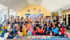 Dokumentasi bersama setelah kegiatan demo memasak olahan dari pisang di Dusun Krajan, Desa Klenang Kidul, Kecamatan Banyuanyar, Kabupaten Probolinggo (14/7/2025). Foto: KKN 44 UINSA
