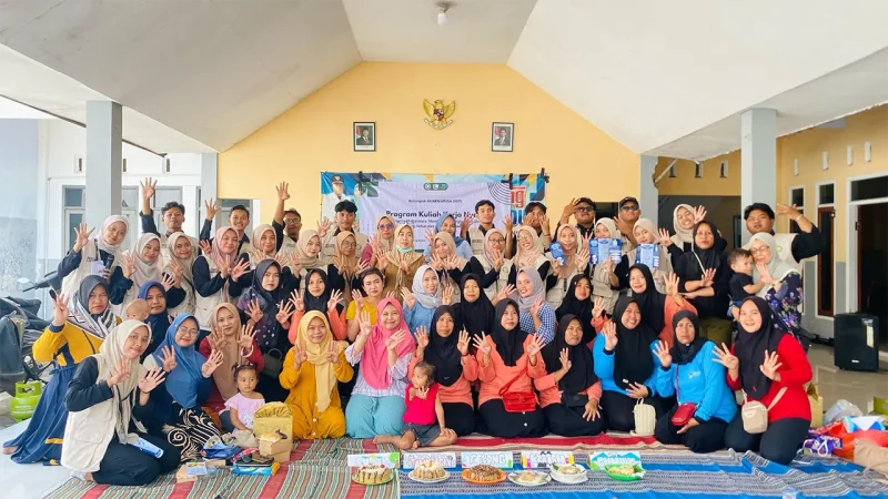 Dokumentasi bersama setelah kegiatan demo memasak olahan dari pisang di Dusun Krajan, Desa Klenang Kidul, Kecamatan Banyuanyar, Kabupaten Probolinggo (14/7/2025). Foto: KKN 44 UINSA
