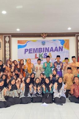 Kolaborasi KUA Banyuanyar dan Mahasiswa KKN UINSA Dorong Remaja MA Ihyaul Islam Tunda Pernikahan Dini