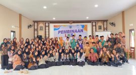 Dokumentasi bersama setelah sosialisasi pencegahan pernikahan dini yang diselenggarakan oleh KKN 44 UINSA di Dusun Sukun, Desa Klenang Kidul pada Sabtu, 5 Juli 2025. Foto: KKN 44 UINSA