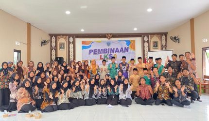 Dokumentasi bersama setelah sosialisasi pencegahan pernikahan dini yang diselenggarakan oleh KKN 44 UINSA di Dusun Sukun, Desa Klenang Kidul pada Sabtu, 5 Juli 2025. Foto: KKN 44 UINSA