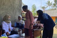 Mahasiswa KKN sedang melakukan Cek Kesehatan Gratis (CKG) bersama dengan petugas puskesmas di salah satu rumah warga. Minggu (27/7/25). Foto: Tim Kominfo Posko 74 Desa Butuh)