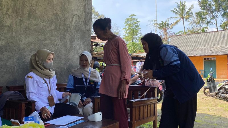 Mahasiswa KKN sedang melakukan Cek Kesehatan Gratis (CKG) bersama dengan petugas puskesmas di salah satu rumah warga. Minggu (27/7/25). Foto: Tim Kominfo Posko 74 Desa Butuh)