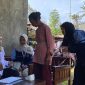 Mahasiswa KKN sedang melakukan Cek Kesehatan Gratis (CKG) bersama dengan petugas puskesmas di salah satu rumah warga. Minggu (27/7/25). Foto: Tim Kominfo Posko 74 Desa Butuh)