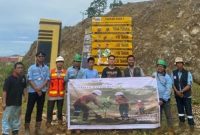 Penyerahan Papan Sosialisasi Umur Sampah dengan Kepala Desa Laroenai. Pembuatan Pupuk Organik. Foto: Pribadi 