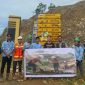 Penyerahan Papan Sosialisasi Umur Sampah dengan Kepala Desa Laroenai. Pembuatan Pupuk Organik. Foto: Pribadi 