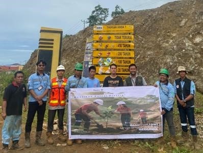 Penyerahan Papan Sosialisasi Umur Sampah dengan Kepala Desa Laroenai. Pembuatan Pupuk Organik. Foto: Pribadi 