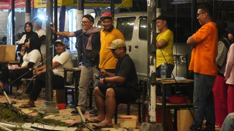 Suasana penuh semangat dan tawa peserta serta penonton dalam Lomba Mancing Ikan Predator 'Mancing Markotop 2025' yang digelar oleh mahasiswa Amikom Yogyakarta di Omah Kolam Pemancingan Predator & Cafe, Banguntapan, Yogyakarta pada Sabtu 21 Juni 2025. Foto: pribadi