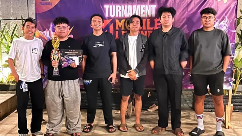 Tim Finalwhistle Production berfoto bersama dengan pemenang STEP CUP 2025. Foto: Finalwhistle Production