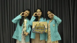 Tim Mahasiswi FK UNS usai menerima penghargaan Juara 3 kategori Poster Publik di MAJESTYNAS 2025 Foto: Pribadi