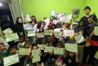 Anak-anak Kelurahan Banjarnegara dengan penuh semangat menunjukkan hasil karya kaligrafi mereka usai mengikuti pelatihan yang diselenggarakan mahasiswa KKM 22 UNIBA. Foto: KKM 22 UNIBA