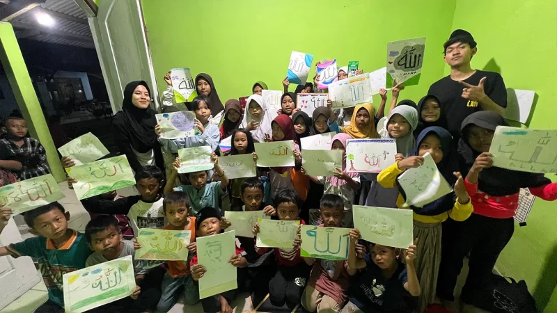 Anak-anak Kelurahan Banjarnegara dengan penuh semangat menunjukkan hasil karya kaligrafi mereka usai mengikuti pelatihan yang diselenggarakan mahasiswa KKM 22 UNIBA. Foto: KKM 22 UNIBA