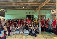 Anggota PKK bersama Tim KKN 71 menunjukkan hasil sabun cuci piring buatan sendiri. Foto: KKN 71 UMBY