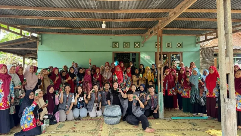 Anggota PKK bersama Tim KKN 71 menunjukkan hasil sabun cuci piring buatan sendiri. Foto: KKN 71 UMBY