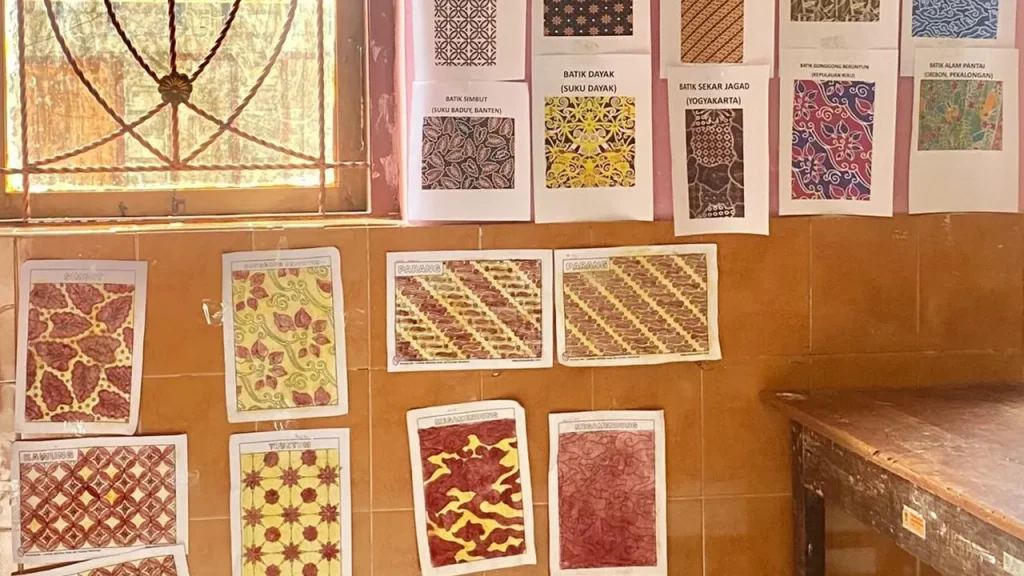 Berbagai macam motif batik yang dikenal oleh Rofi’ Hani Hangganingtyas kepada para siswa. Foto: pribadi