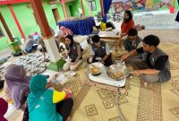 Demonstrasi dan Praktik Langsung Pembuatan Nugget Lele oleh Ibu-Ibu Desa Kotesan. Foto: KKN UNS 112