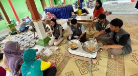Demonstrasi dan Praktik Langsung Pembuatan Nugget Lele oleh Ibu-Ibu Desa Kotesan. Foto: KKN UNS 112