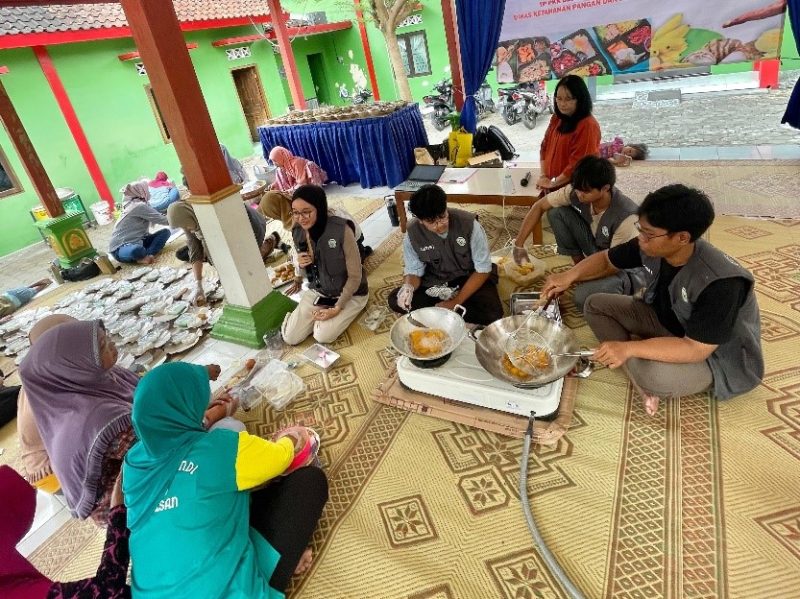 Demonstrasi dan Praktik Langsung Pembuatan Nugget Lele oleh Ibu-Ibu Desa Kotesan. Foto: KKN UNS 112