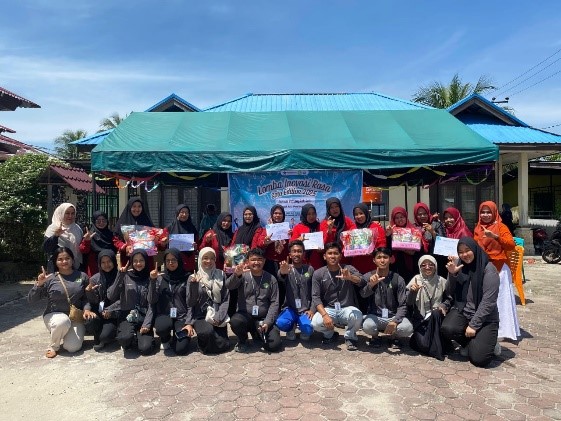 Dokumentasi bersama setelah pelaksanaan Lomba Inovasi rasa Soto edition 2025. Foto: KKN Tematik Literasi Universitas Riau 2025 Desa Binuang