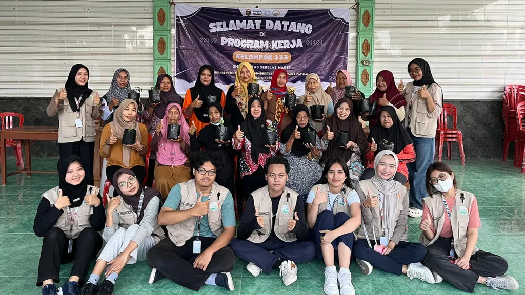 Dokumentasi bersama setelah pelaksanaan pelatihan pembuatan sekam bakar. Foto: KKN UNS Desa Legundi