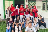 Dokumentasi bersama setelah pelaksanaan program Pemanfaatan Minyak Jelantah menjadi Lilin Aromaterapi. Foto: pribadi