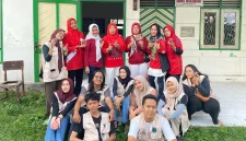 Dokumentasi bersama setelah pelaksanaan program Pemanfaatan Minyak Jelantah menjadi Lilin Aromaterapi. Foto: pribadi