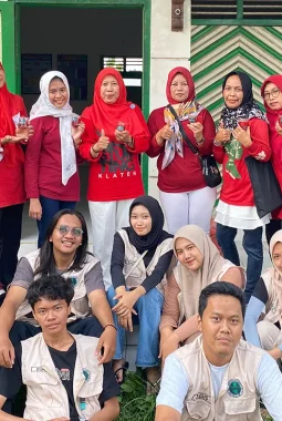 Sinergi Mahasiswa KKN UNISRI dan Masyarakat Desa Daleman: Dari Edukasi Biopori hingga Inovasi Lilin Aromaterapi