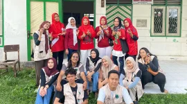 Dokumentasi bersama setelah pelaksanaan program Pemanfaatan Minyak Jelantah menjadi Lilin Aromaterapi. Foto: pribadi
