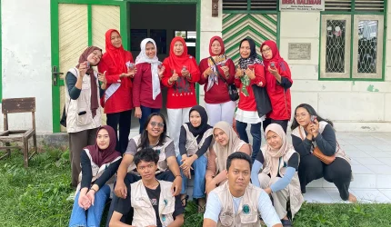 Dokumentasi bersama setelah pelaksanaan program Pemanfaatan Minyak Jelantah menjadi Lilin Aromaterapi. Foto: pribadi