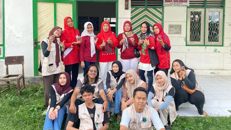 Dokumentasi bersama setelah pelaksanaan program Pemanfaatan Minyak Jelantah menjadi Lilin Aromaterapi. Foto: pribadi