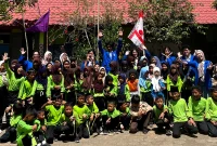 Mahasiswa KKN 43 Universitas Mercu Buana Yogyakarta (UMBY) berfoto bersama siswa-siswi SD 2 Terong, Kecamatan Dlingo, Kabupaten Bantul, usai kegiatan edukasi finansial bertema Gemar Menabung. Foto: KKN 43 UMBY