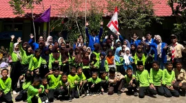 Mahasiswa KKN 43 Universitas Mercu Buana Yogyakarta (UMBY) berfoto bersama siswa-siswi SD 2 Terong, Kecamatan Dlingo, Kabupaten Bantul, usai kegiatan edukasi finansial bertema Gemar Menabung. Foto: KKN 43 UMBY