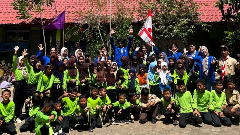 Mahasiswa KKN 43 Universitas Mercu Buana Yogyakarta (UMBY) berfoto bersama siswa-siswi SD 2 Terong, Kecamatan Dlingo, Kabupaten Bantul, usai kegiatan edukasi finansial bertema Gemar Menabung. Foto: KKN 43 UMBY